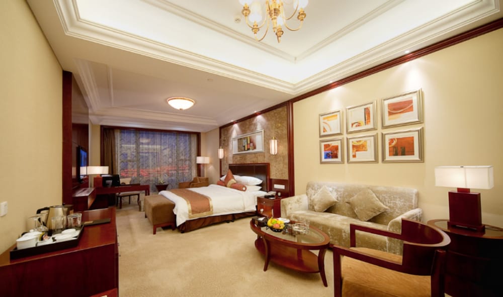 Deluxe Room, 1 King Bed photo 2