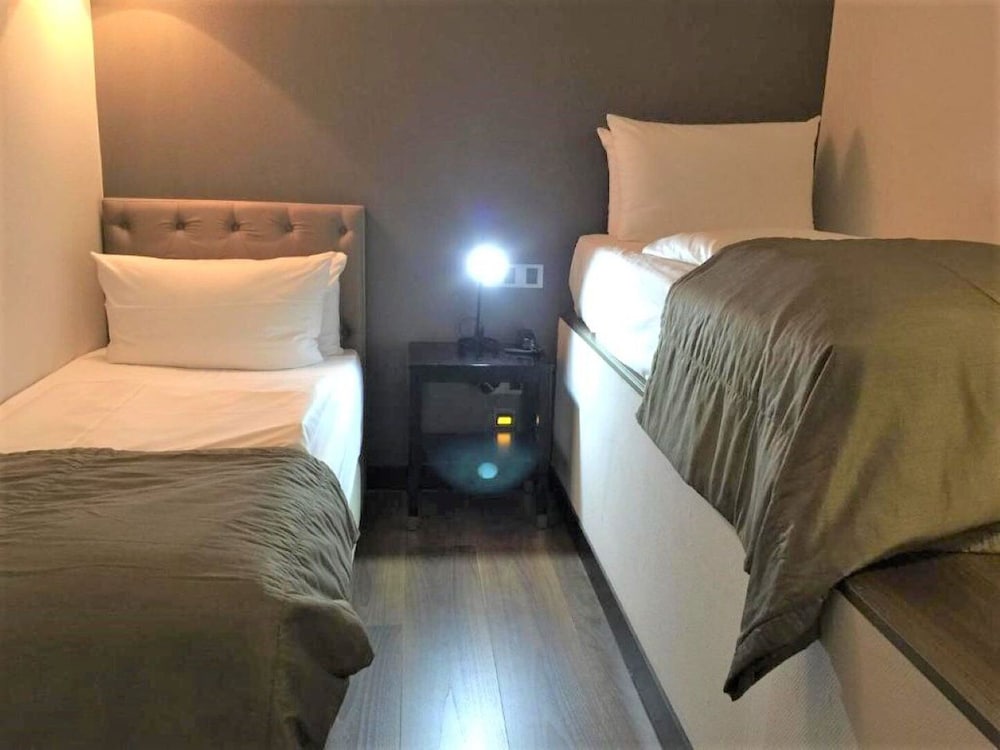 Low Budget Quadruple Rooms (in the basement) photo 3