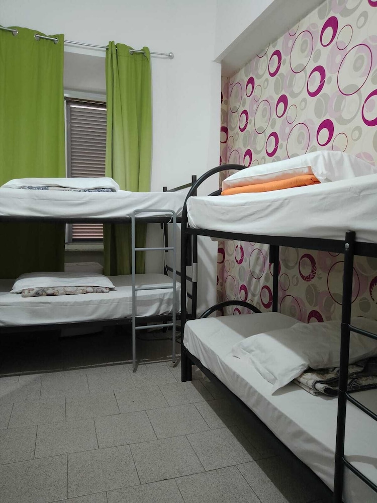 Mixed Dorm Room with 6 Beds