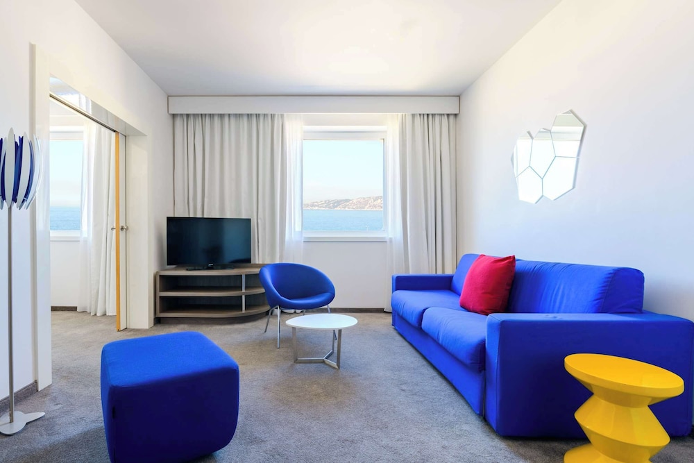 Executive Suite, Multiple Beds, Sea View thumbnail 6