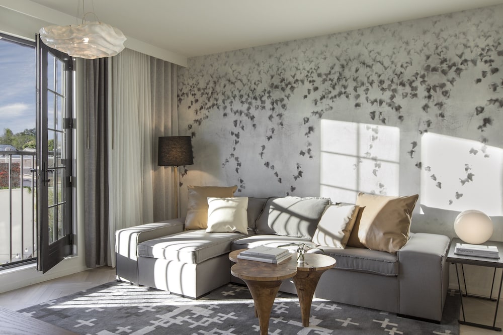 Suite, 1 King Bed with Sofa bed (La Peer)