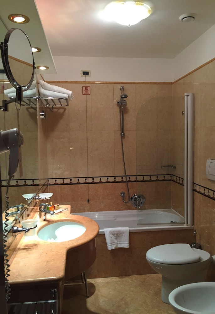 Classic Double or Twin Room thumbnail 6