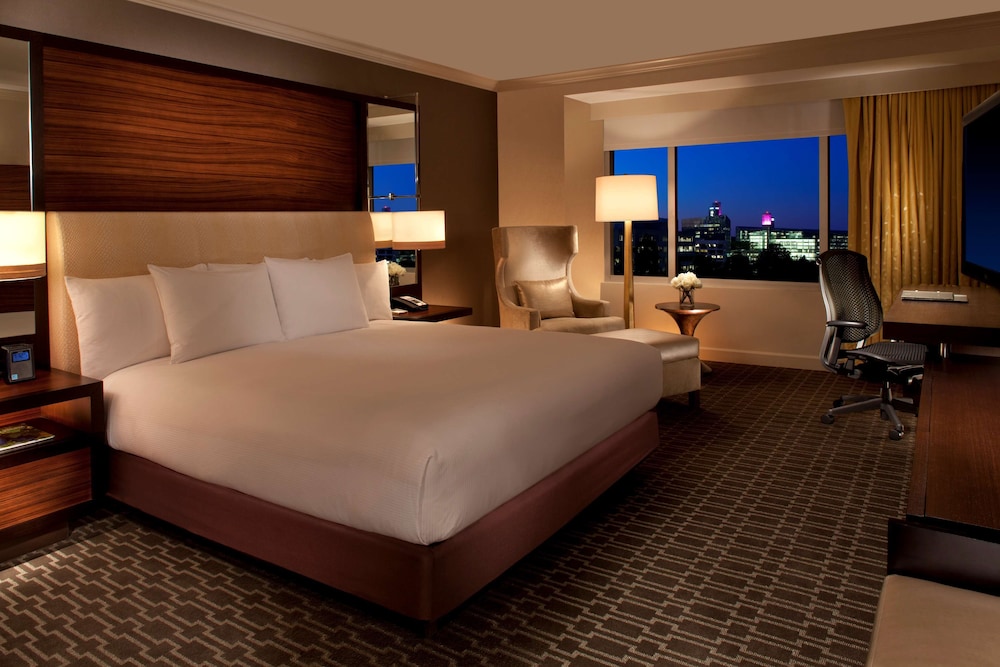 Premium Room, 1 King Bed, Accessible (Hearing) - Photo 1