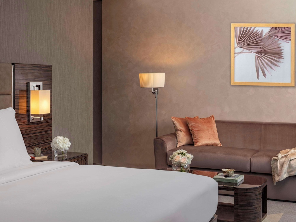 Studio Suite, Balcony, City View (Platinum Suite, Burj Khalifa View) thumbnail 5