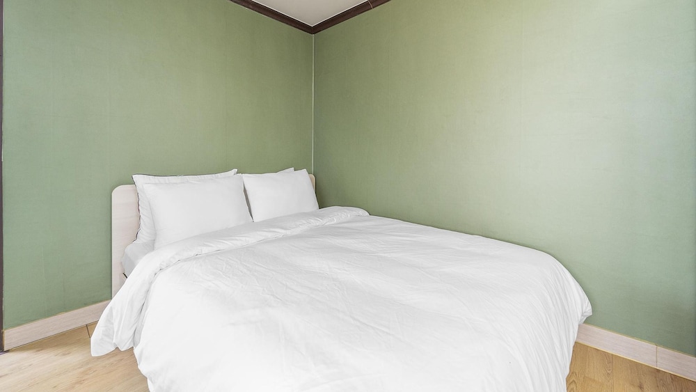 Basic Room, 1 Bedroom (Ligthyellow) photo 3