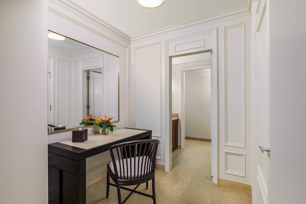 Ritz- Carlton Presidential Suite, Club Lounge Access, 1 King, Oceanfront