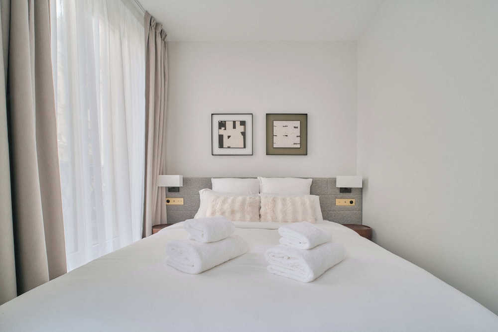 Deluxe One-Bedroom Apartment with Balcony and City View 203 thumbnail 6