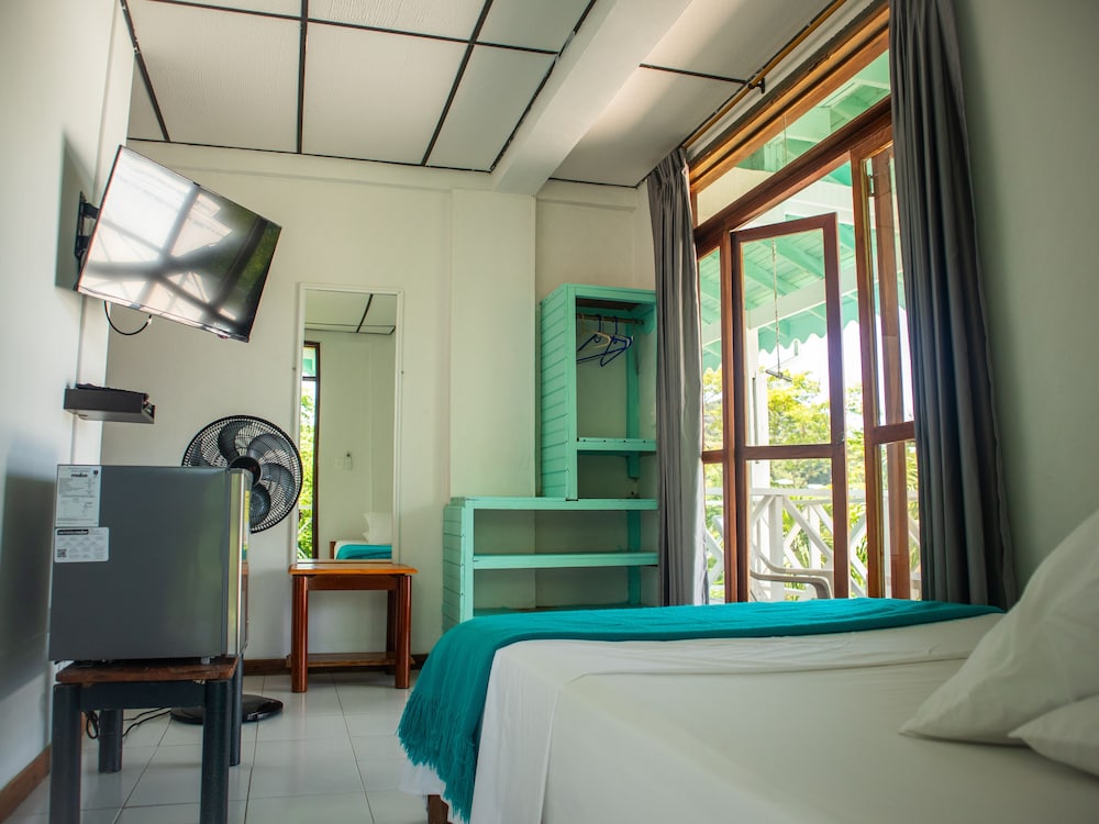 Comfort Single Room, 1 Large Twin Bed, Smoking, Partial Ocean View photo 1