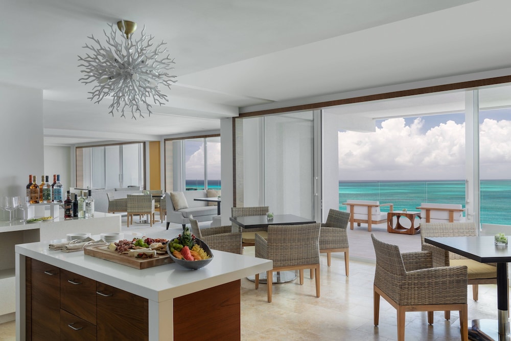 Club Junior Suite, Club lounge access, Junior Suite, 1 King - Photo 7