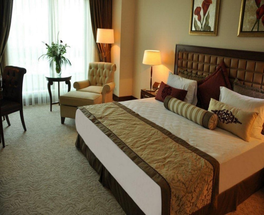 Premium Room, 1 King Bed, Club Lounge Access photo 2