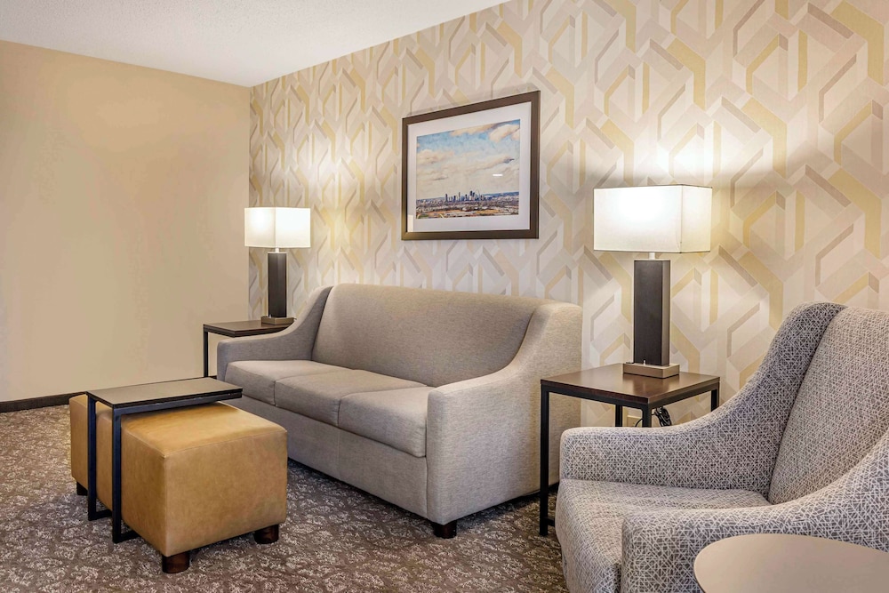 Suite, 1 King Bed with Sofa bed, Accessible, Refrigerator & Microwave (2 Rooms, Tub) - Photo 5