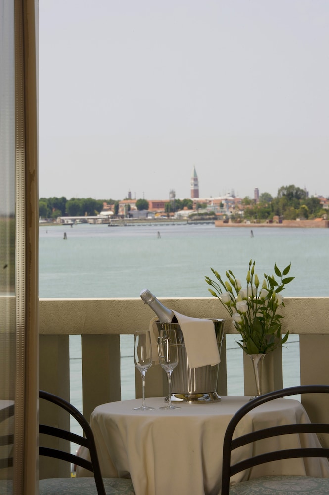 Superior Double Room, Balcony, Lagoon View thumbnail 5