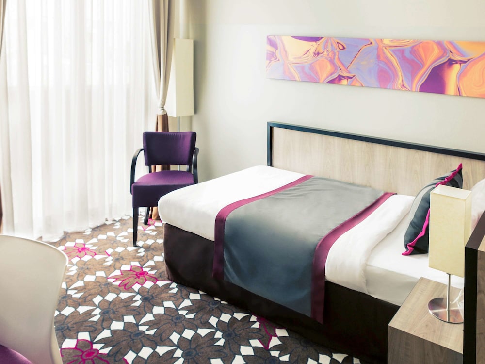 Standard Room, 1 Queen Bed thumbnail 5
