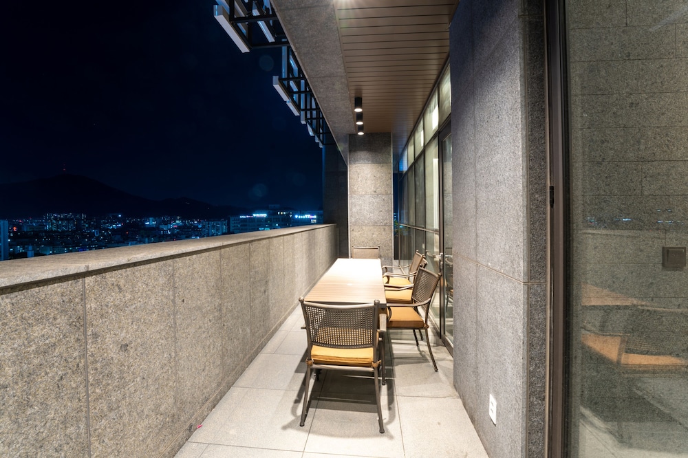Signature Room - Photo 2
