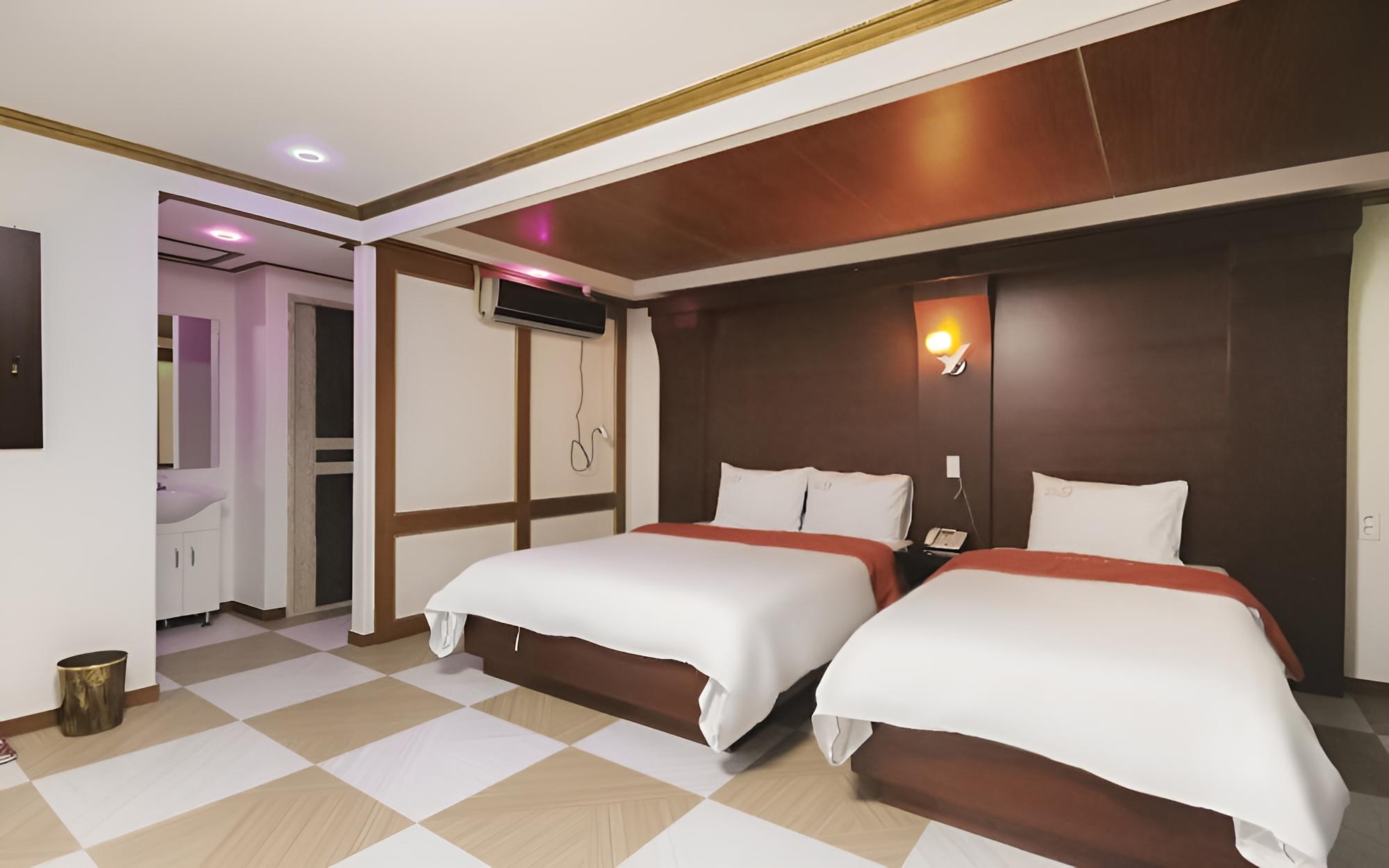 Room (VIP - TWIN (Double + Single Bed Jette) photo 1