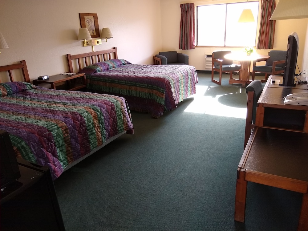 Standard Room, 1 Bedroom, Non Smoking, Private Bathroom (Deluxe Double Queen) photo 3