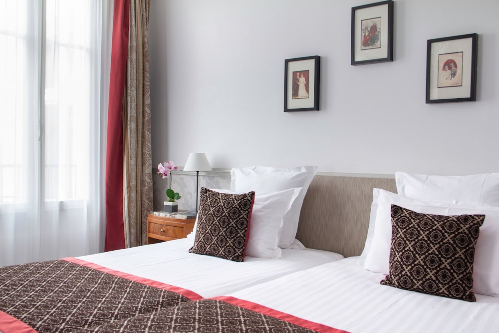 Standard Twin room - Complimentary soft minibar, courtesy tray, Chromecast - Snacks, digital press photo 1