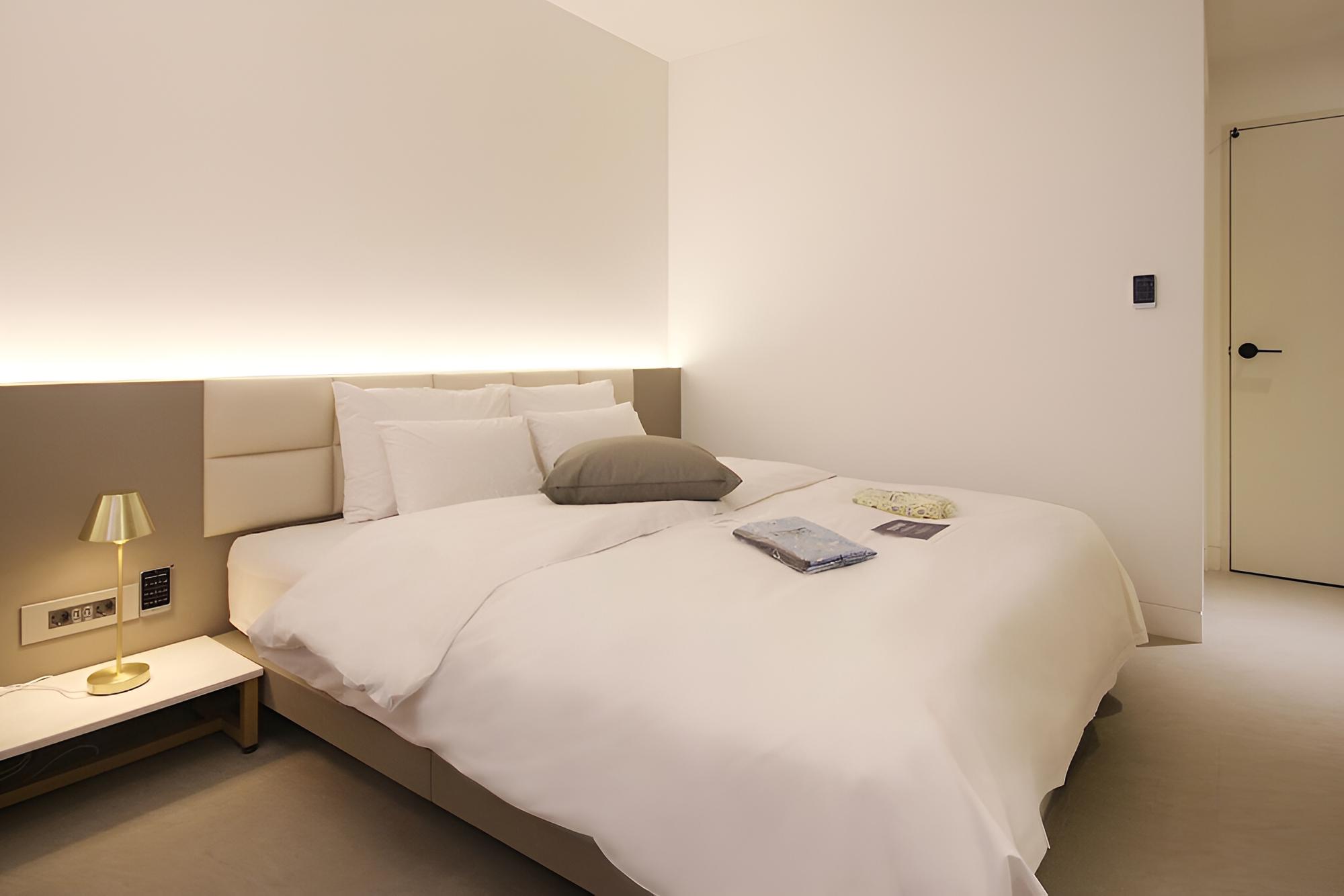 Room (Premium A (OTT King Bed)) - Photo 13