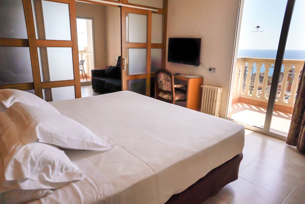 Junior Suite (3 Adults + 1 Child) photo 3