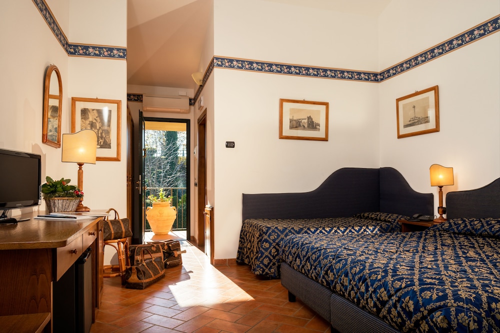 Standard Double or Twin Room - Photo 1