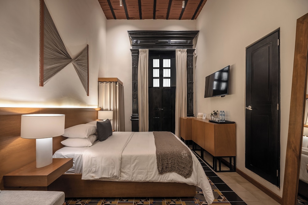 Premium Room, 1 Queen Bed - Photo 2
