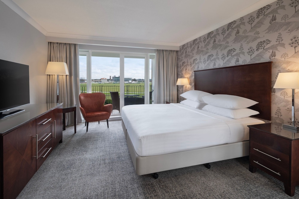 Signature Suite, 1 King Bed, Balcony (View) photo 3