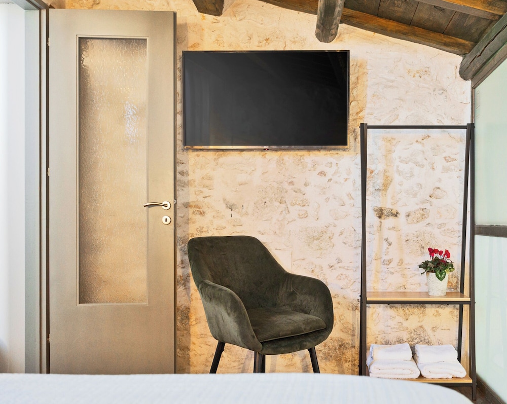 Premium Suite thumbnail 6