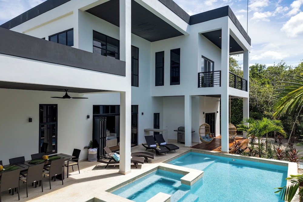 4 Bedroom Lagoon House with Pool