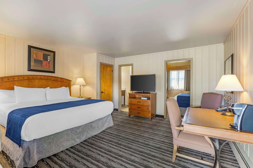 Standard Room, Multiple Beds, Non Smoking, Refrigerator & Microwave photo 3