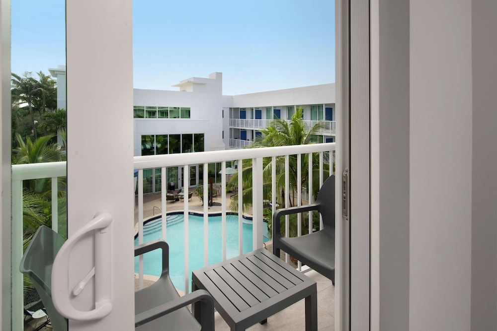 Room, 2 Queen Beds, Pool View - Photo 6