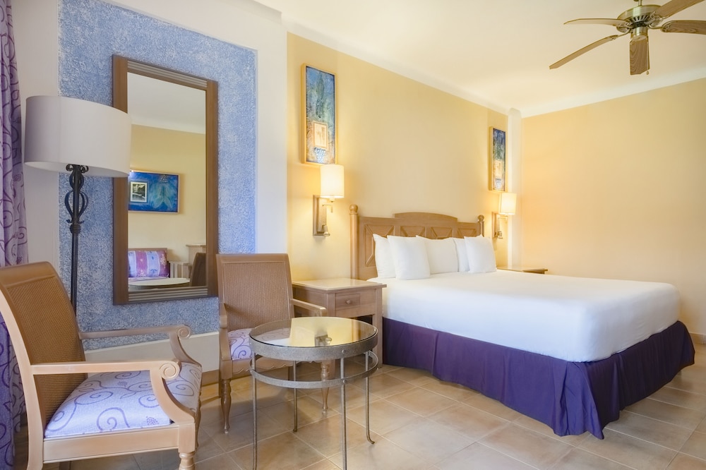 Junior Suite, Poolside