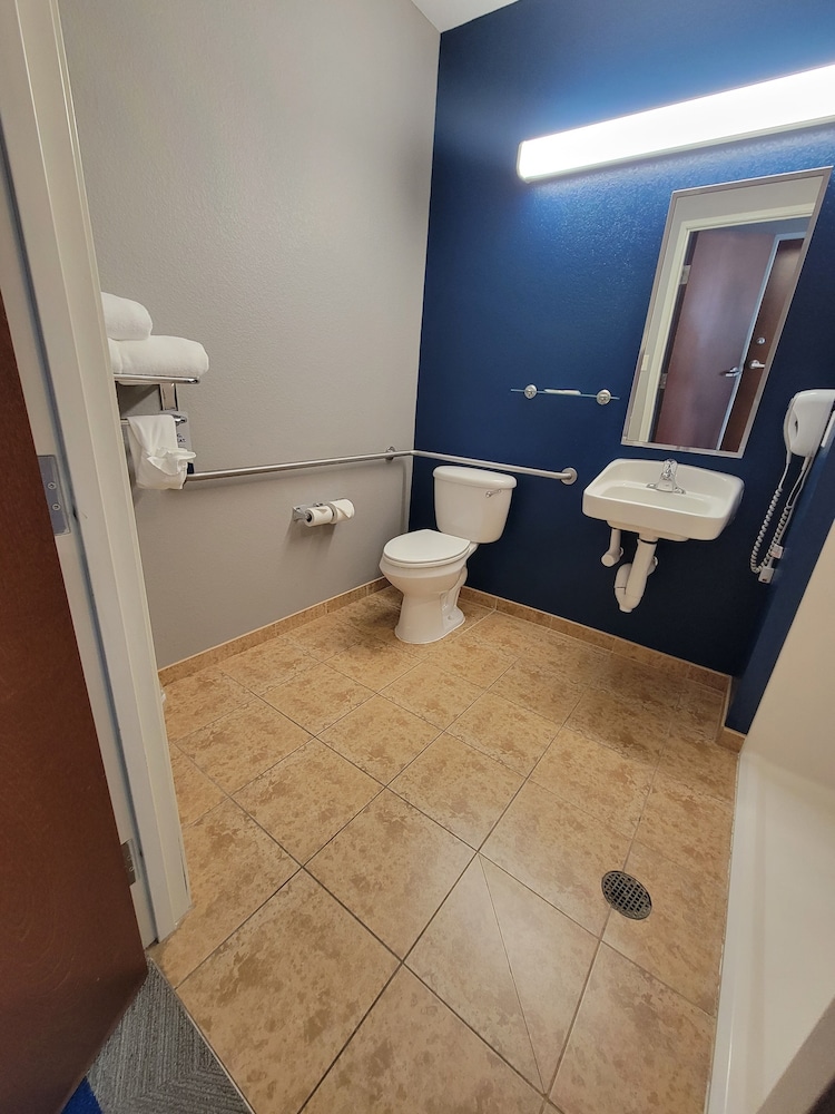 Standard Room, 2 Queen Beds, Accessible - Photo 5