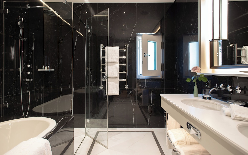 Deluxe Suite - Photo 6