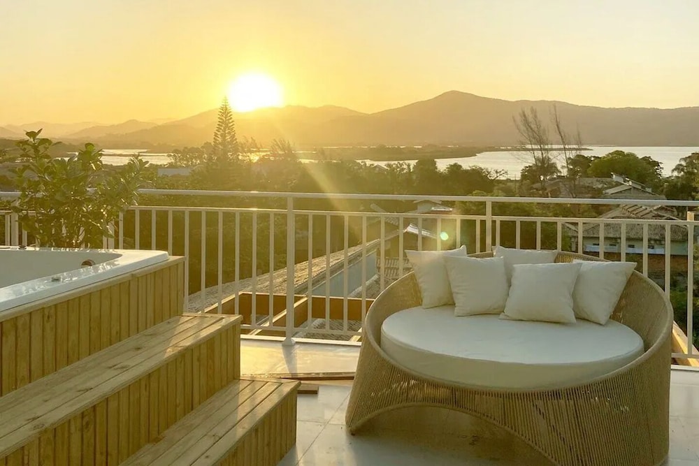 Romantic Bungalow, Jetted Tub, Lagoon View photo 2