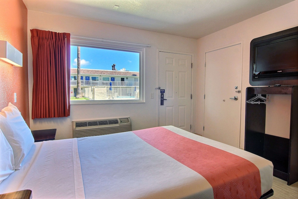 Premium Room, 1 Queen Bed, Non Smoking, Refrigerator & Microwave photo 2