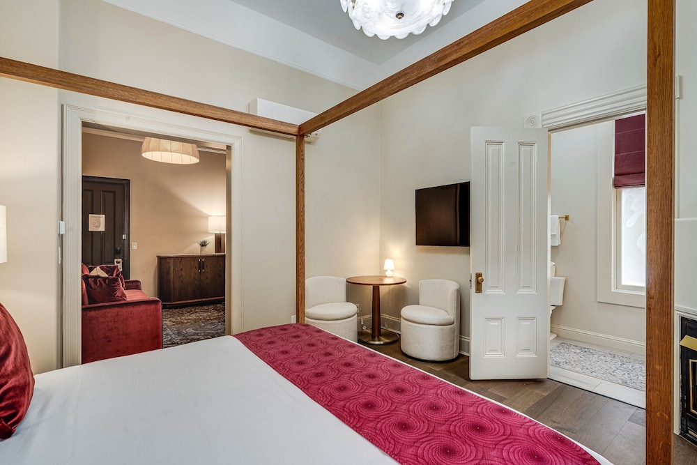 Premium Suite, 1 King Bed with Sofa bed, Pool View photo 1