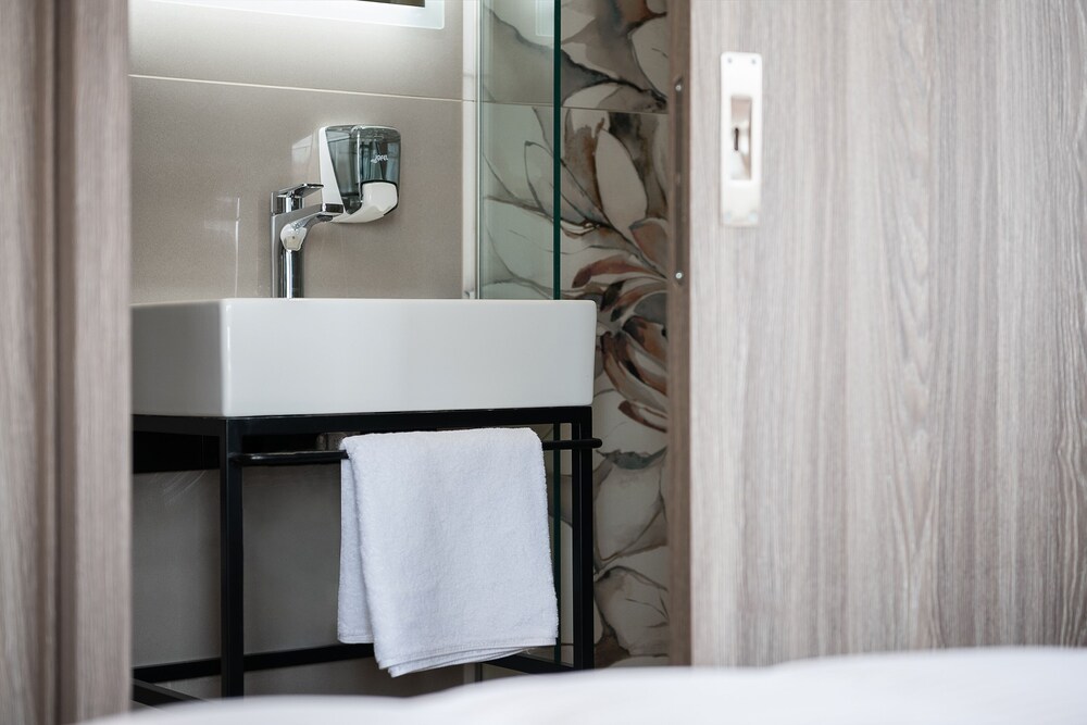 Deluxe Room - Photo 12