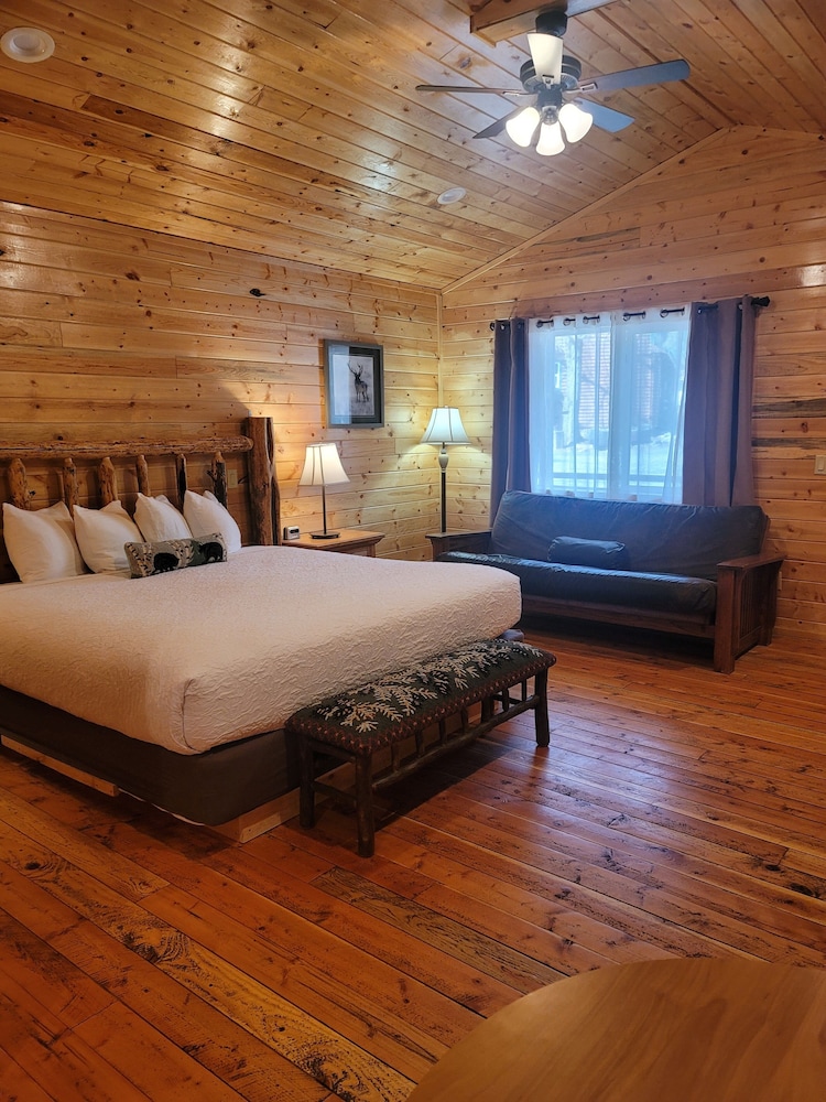 Superior Cabin, 1 King Bed, Mountain View photo 3
