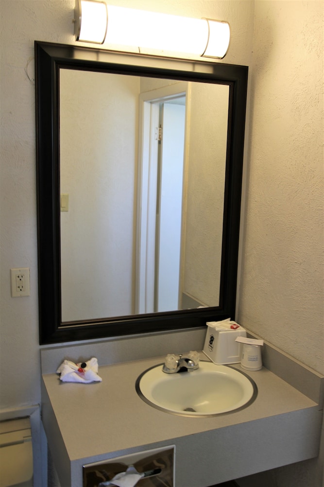 Standard Room, 2 Queen Beds photo 3
