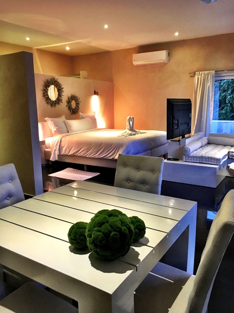 COCOON Suite, 1 King Bed, Terrace, Poolside photo 2