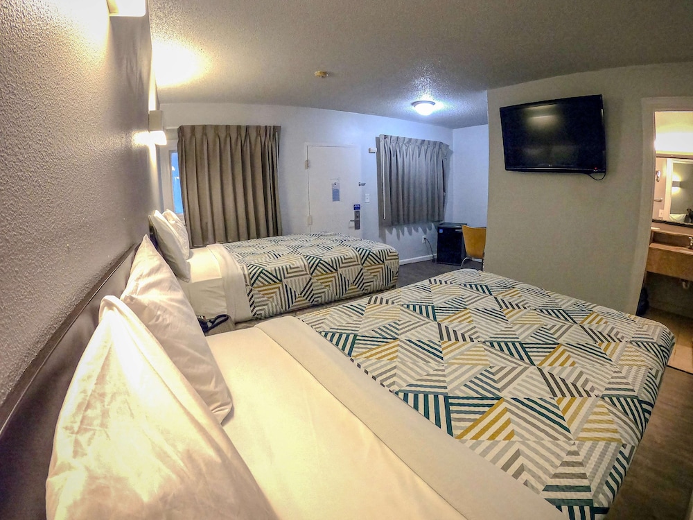 Standard Room, 2 Double Beds, Non Smoking - Photo 4