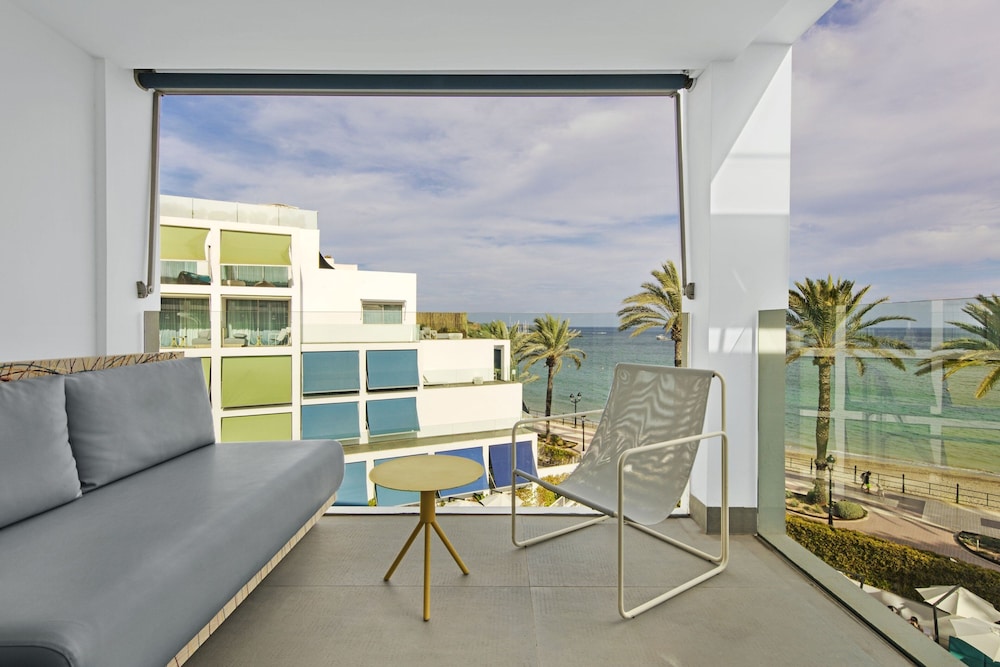Suite, 1 King Bed, Sea View (Balcony) - Photo 4