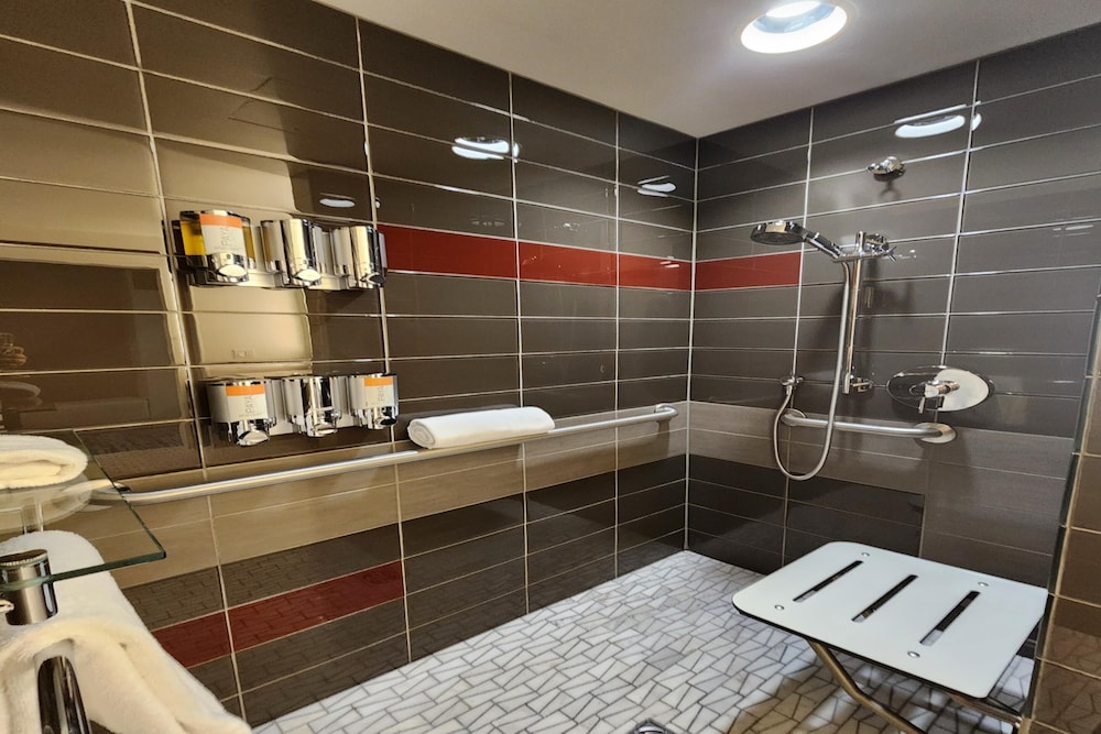 Suite, 1 King Bed, Accessible, City View thumbnail 5