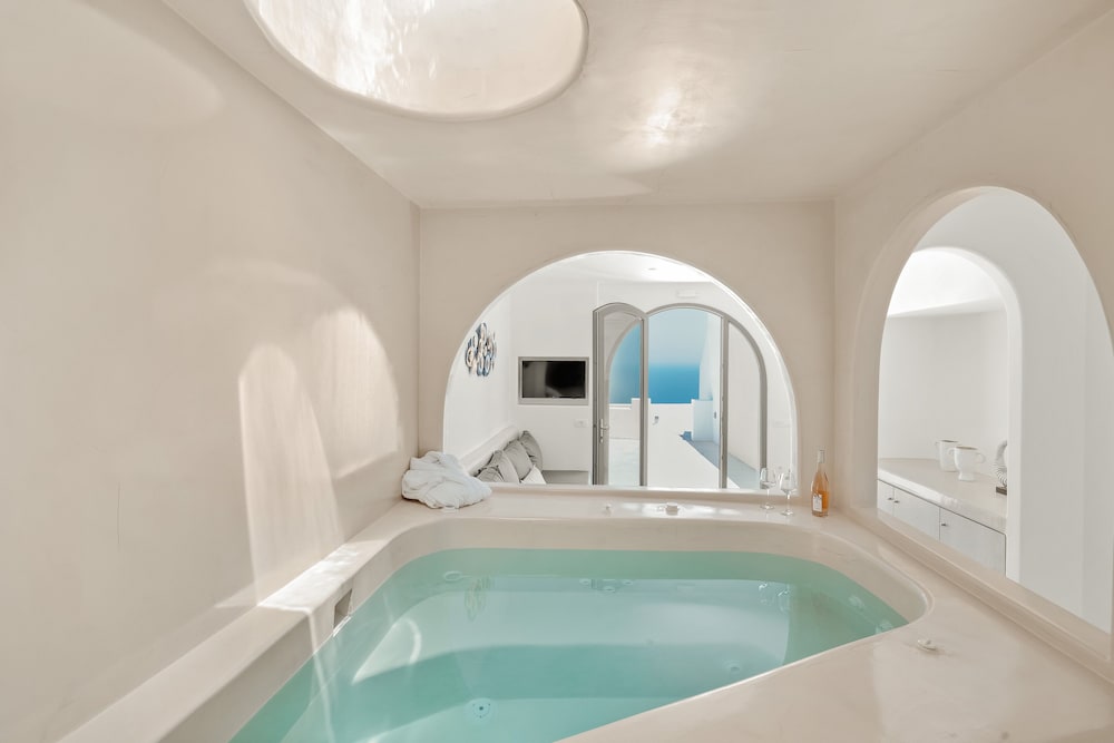 Honeymoon suite with private pool, interior hot tub & Sea View - Photo 8
