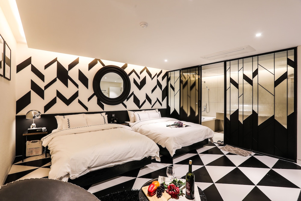 Luxury Premium Twin Room - Photo 4