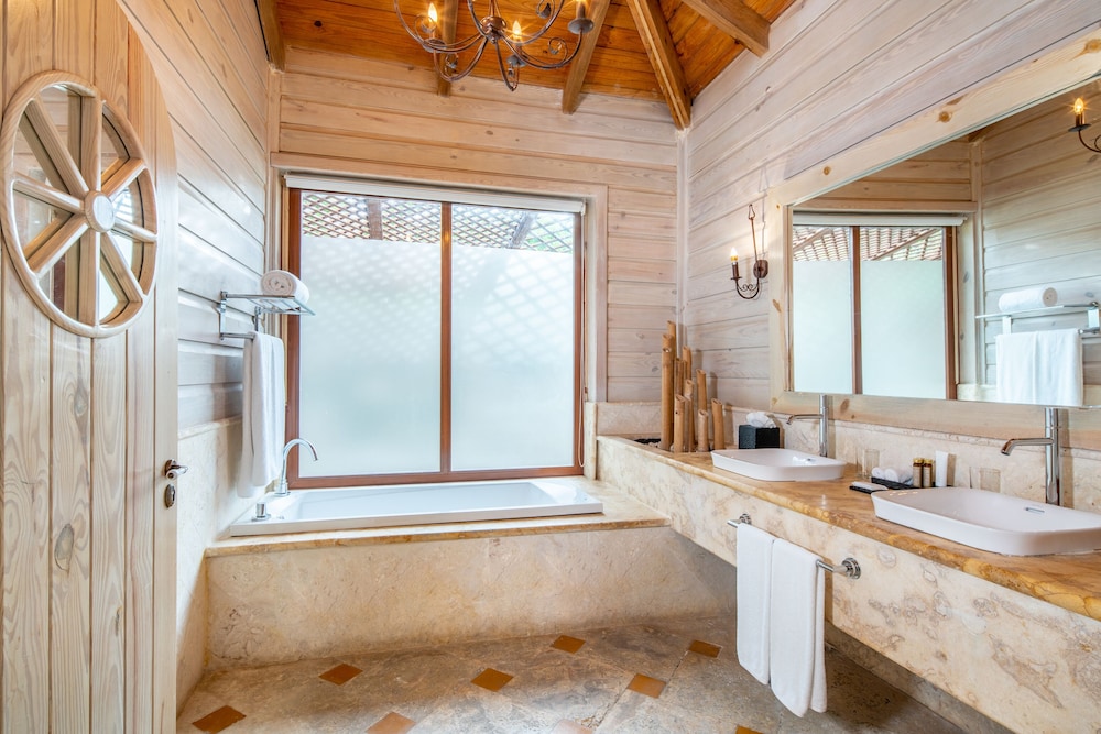 Villa, 1 King Bed, Balcony, Oceanfront