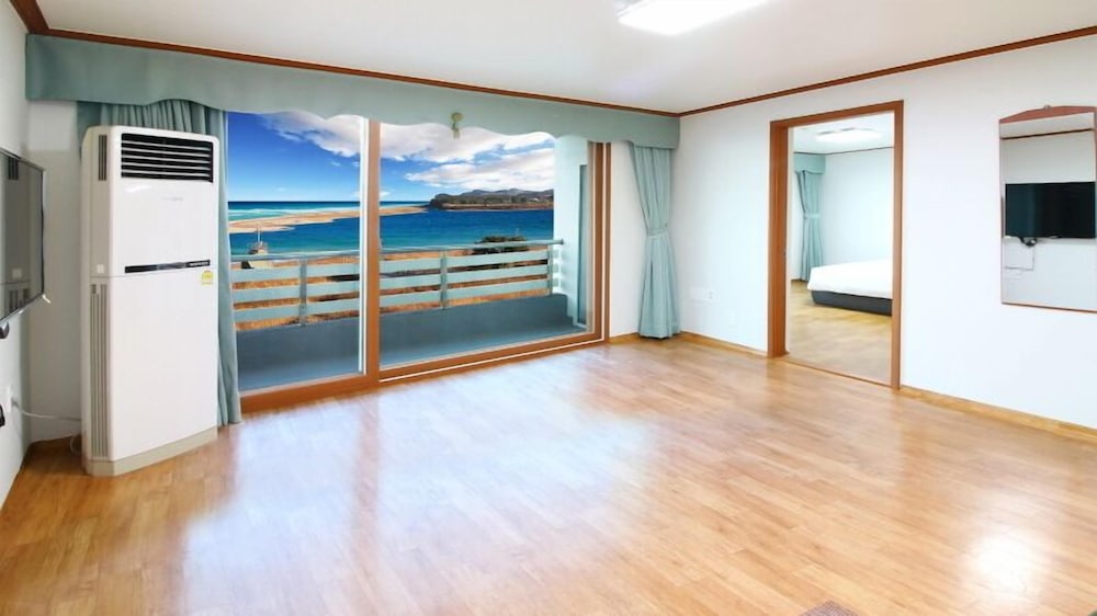 Ocean View Suite - Photo 2