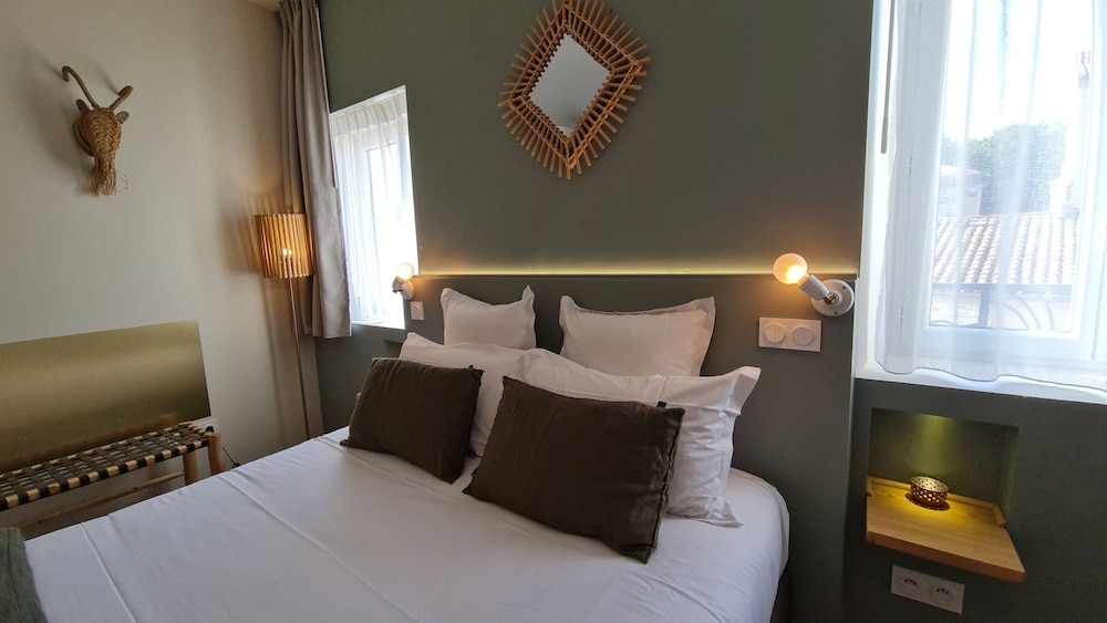 Deluxe Double Room, City View - Photo 26