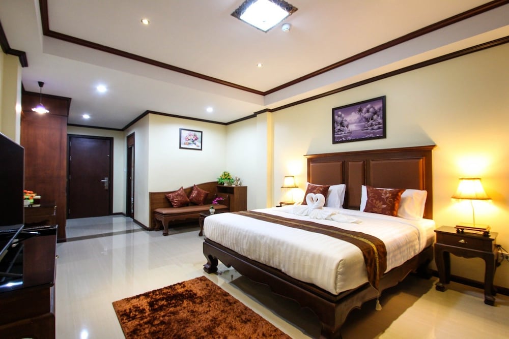 Deluxe Room, 1 King Bed photo 3
