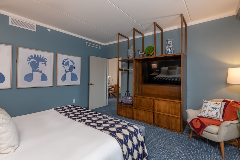 Suite, 1 King Bed, Corner - Photo 1